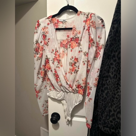 2/$40🔥 Host Pick 🔥 Sheer Floral Bodysuit - Picture 3 of 3